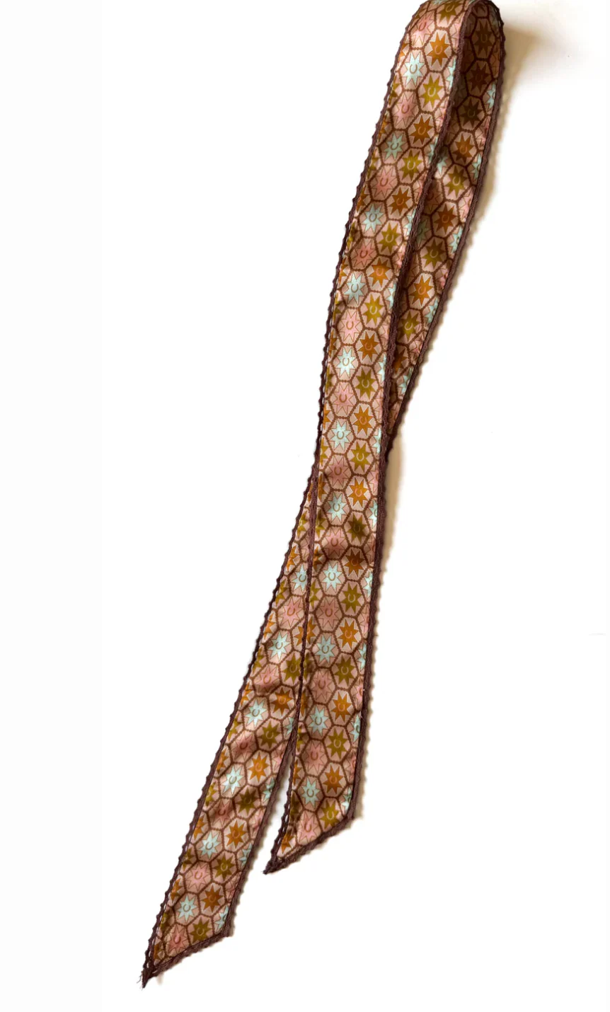 Quilted Horseshoe Print Twilly Neck Scarf - Image 4
