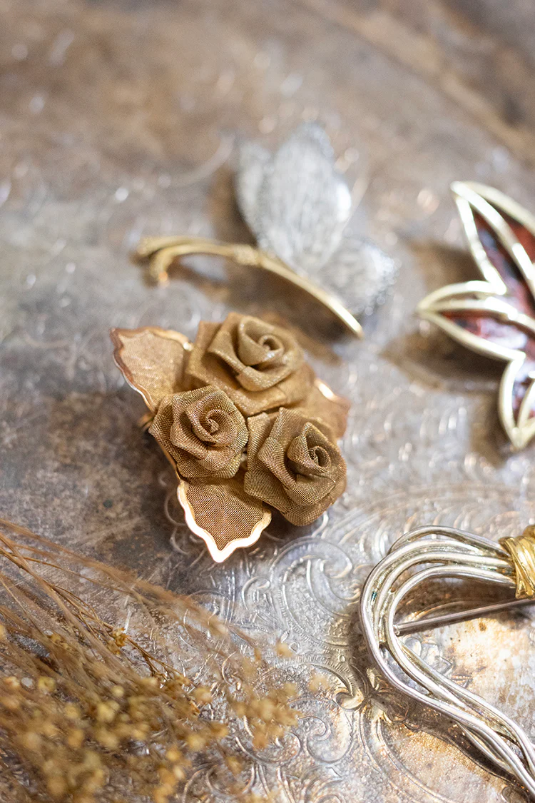 Vintage Triple Rose Leaves Mesh Gold Brooch - Image 3
